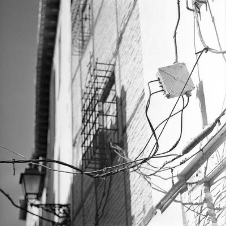 Electric grid of the Albaycin by photogreuhphies through Creative Commons