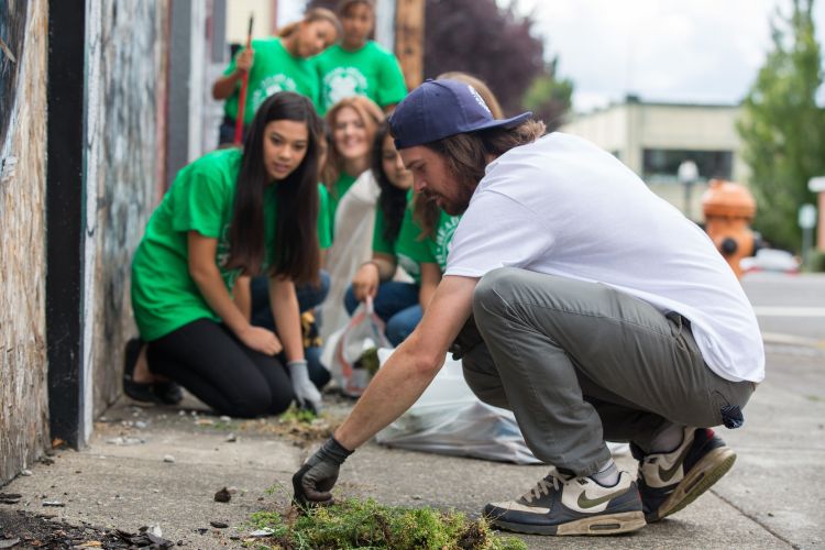 4-H volunteer with a group of 4-H'ers doing community service.