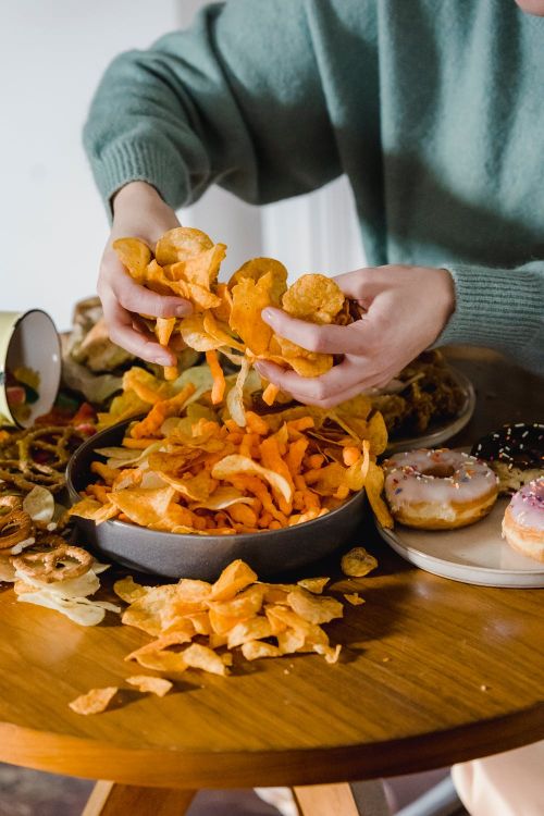 Someone clutching a large handful of potato chips.