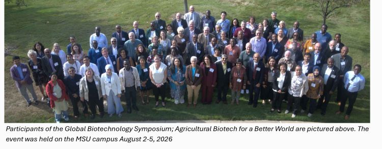 Photo of large group of about 100 seminar participants taken from above
