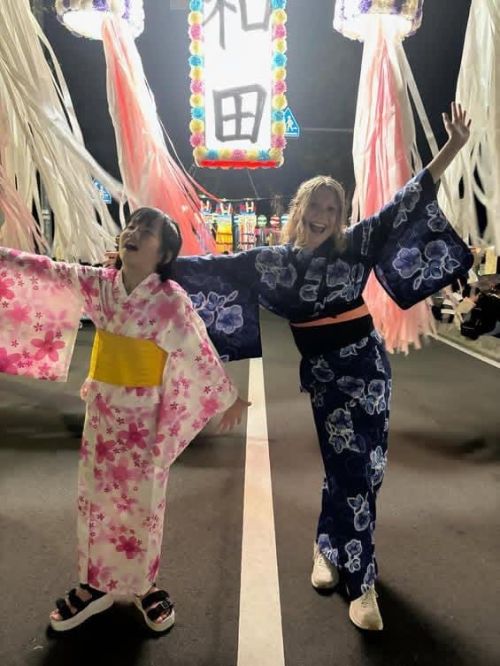 Two girls in Japanese attire.