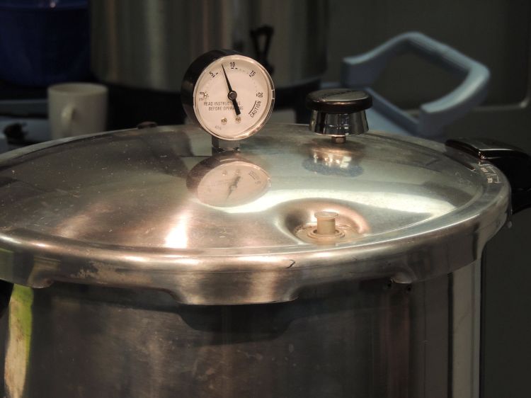 A photo of a pressure cooker and its guage.