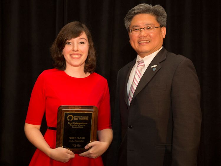 Sarah Buchholz receives 1st-place in the undergraduate poster competition at IAFP 2016