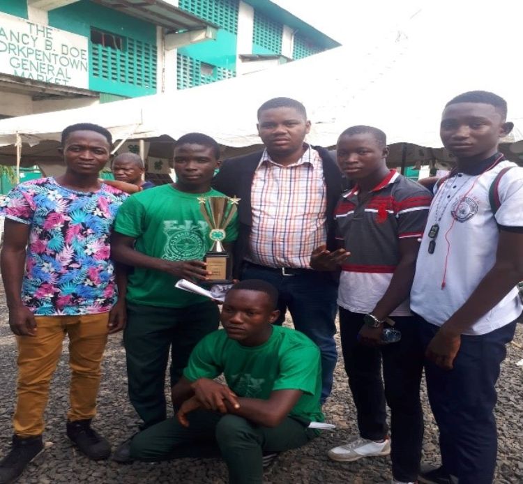 Mandela Hinneh (center) with 4H students.