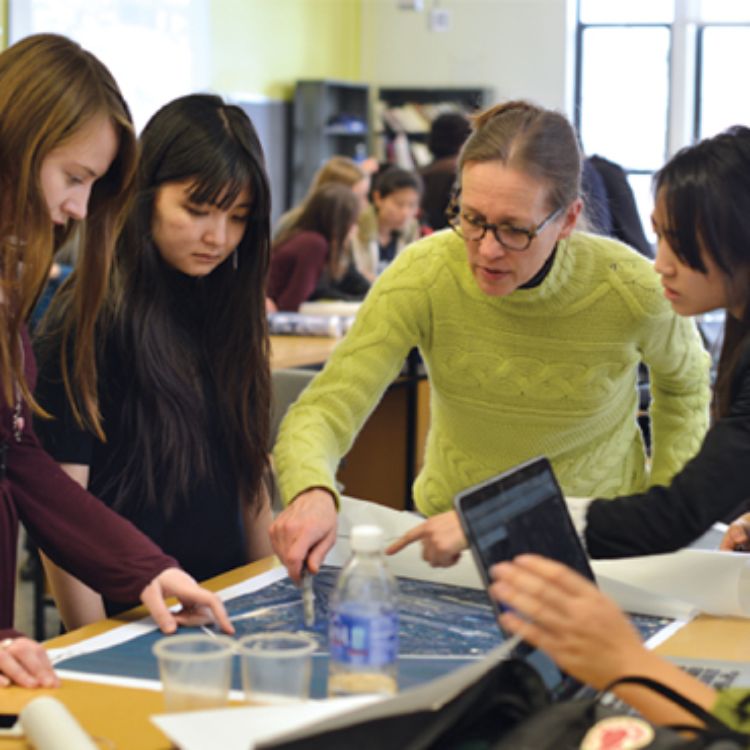 Alumna Beth Hagenbuch working with students in studio.