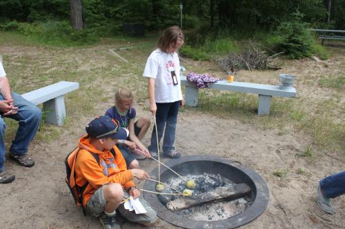 CHILDREN CAMPERS ROASTING MARSHMALLOWS